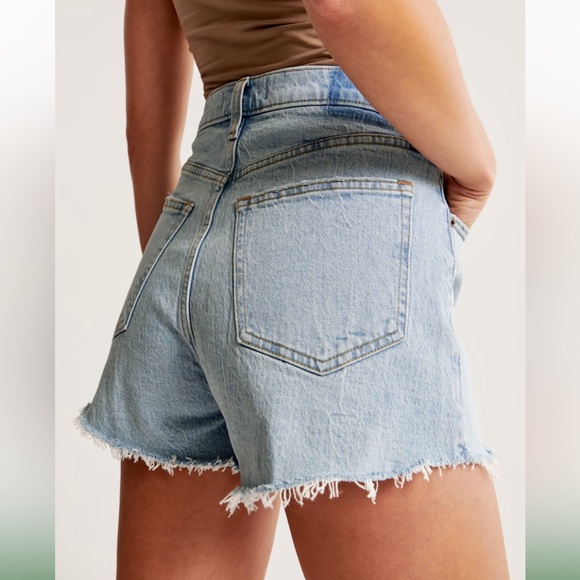 Abercrombie & Fitch The 90’s Straight Ultra High Rise Jean Shorts - Picture 3 of 10